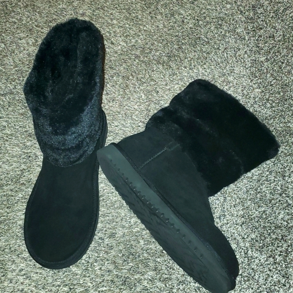 LIKE NEW-Koolaburra Ugg Boots Warm & Cozy with Faux Fur and Suede Like